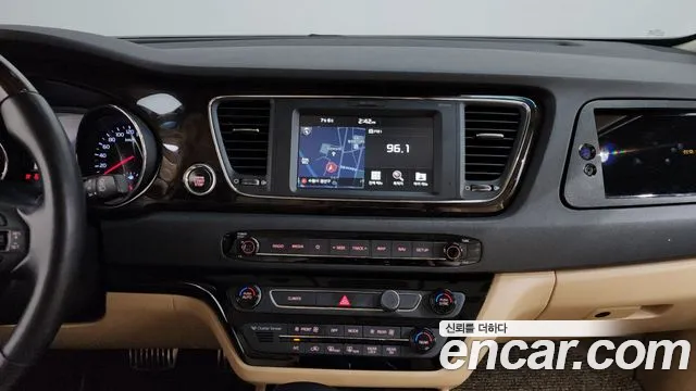 Kia Carnival 2020 thumb 5