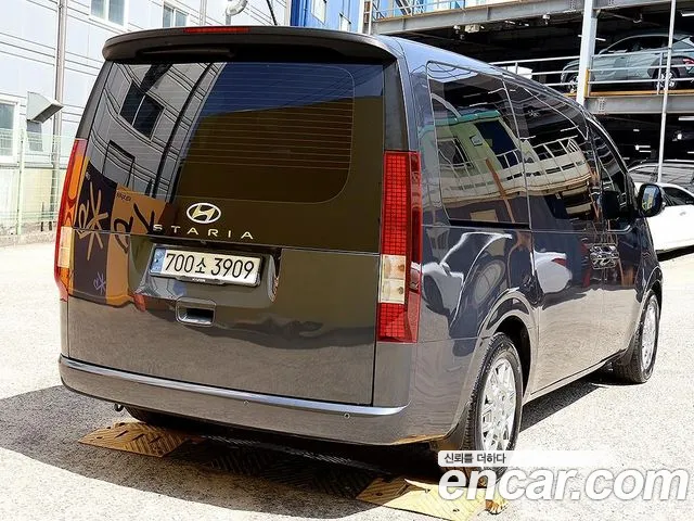 Hyundai Staria 2023 thumb 2