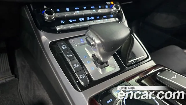 Genesis G90 2016 thumb 3
