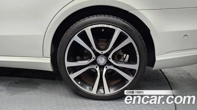 Mercedes-Benz E-Class 2015 thumb 10