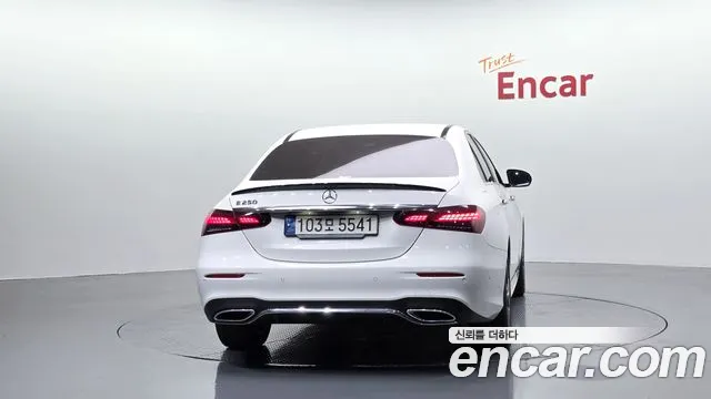Mercedes-Benz E-Class 2023 thumb 12