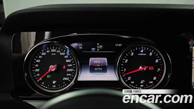Mercedes-Benz E-Class 2019 thumb 11