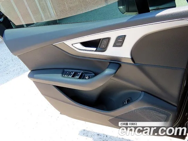 Audi Q7 2019 thumb 4