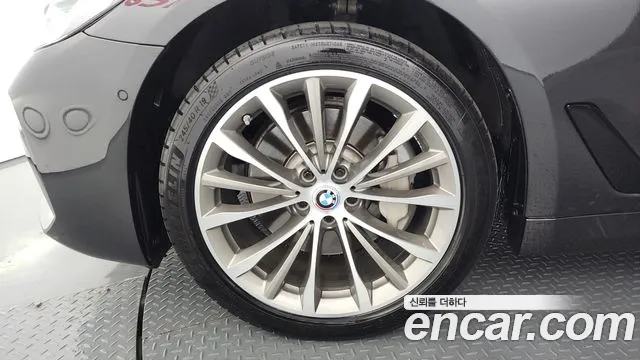 BMW 5 серии 2018 thumb 10