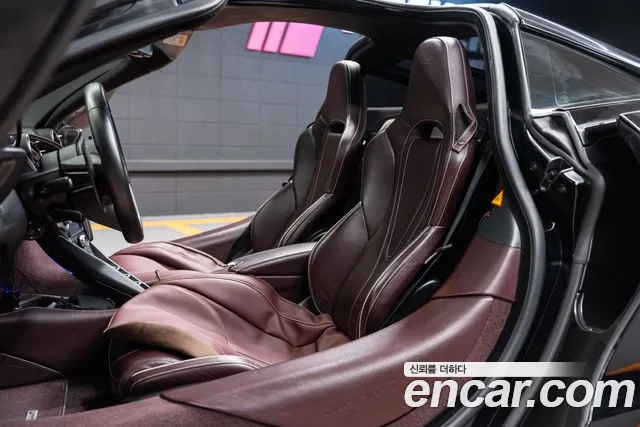 McLaren 720S 2019 thumb 10
