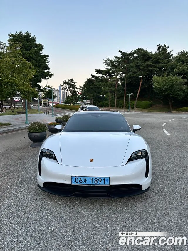 Porsche Taycan 2021 thumb 4