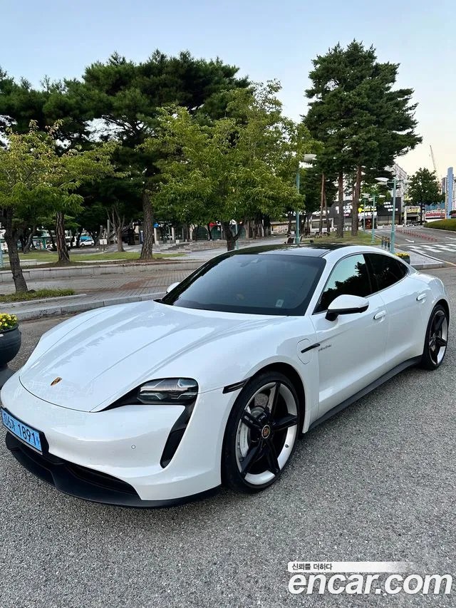 Porsche Taycan 2021 thumb 2