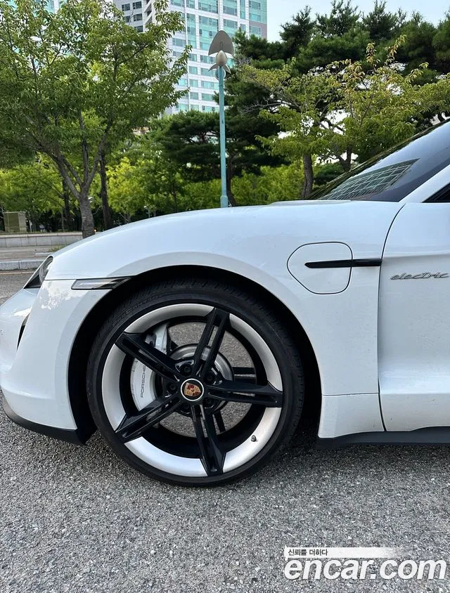 Porsche Taycan 2021 thumb 7
