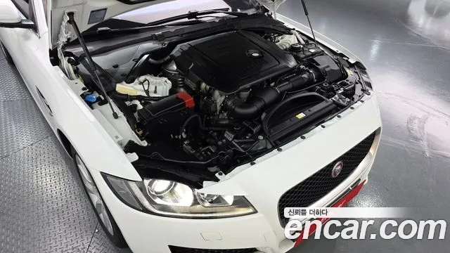 Jaguar XF 2017 thumb 5