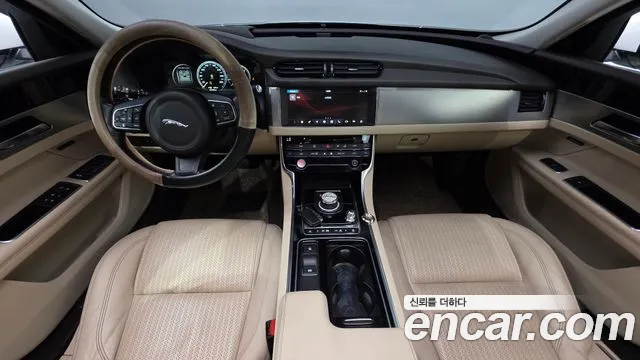 Jaguar XF 2017 thumb 3