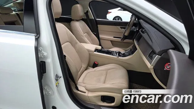Jaguar XF 2017 thumb 10