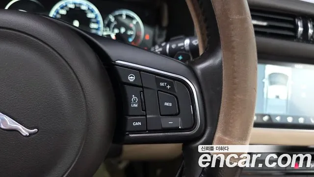 Jaguar XF 2017 thumb 4
