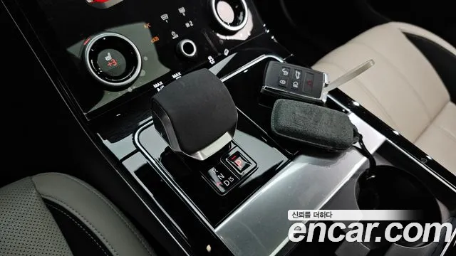 Land Rover Range Rover Velar 2023 thumb 2