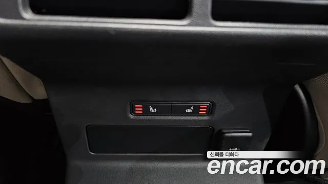 Land Rover Range Rover Velar 2023 thumb 10