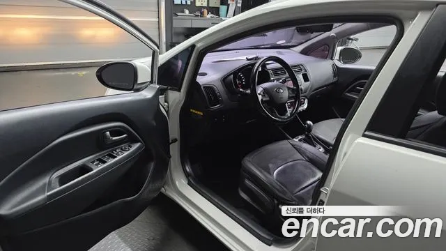 Kia Pride 2014 thumb 8