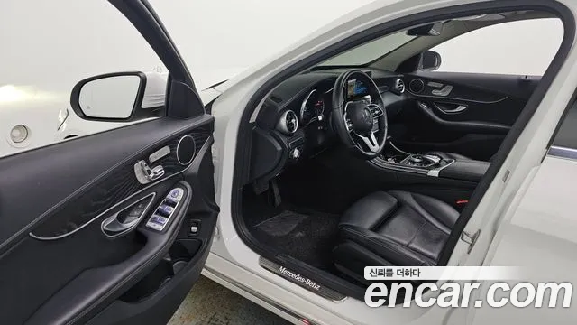 Mercedes-Benz C-Class 2019 thumb 12