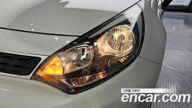 Kia Pride 2014 thumb 8