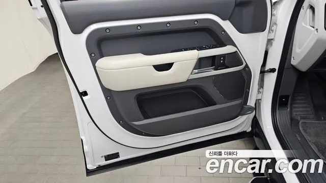 Land Rover Defender 2022 thumb 2