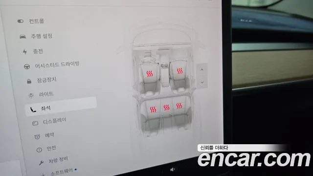 Tesla Model 3 2020 thumb 2