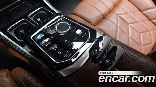 BMW i7 2024 thumb 2