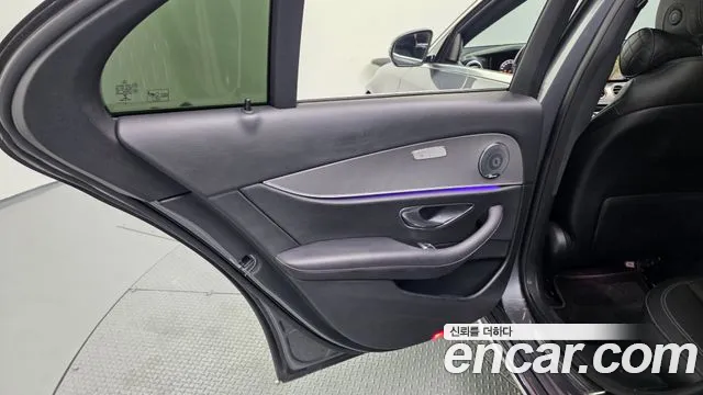 Mercedes-Benz E-Class 2018 thumb 12