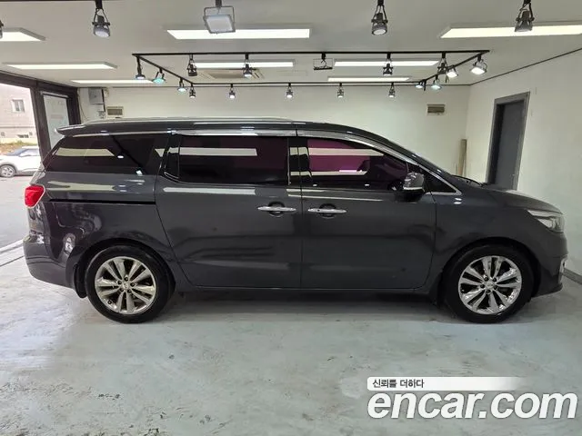 Kia Carnival 2017 thumb 10