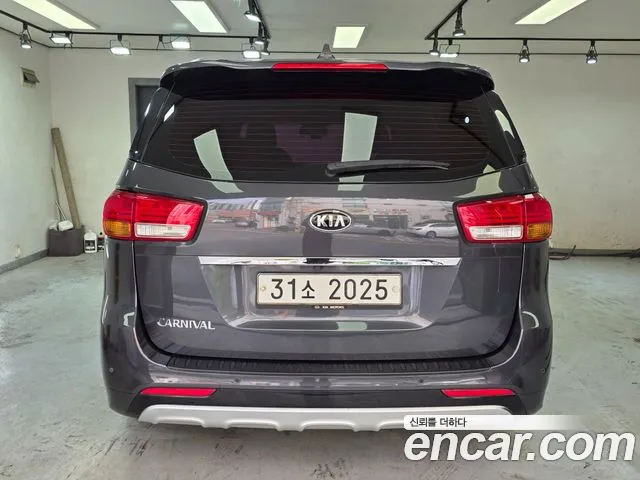 Kia Carnival 2017 thumb 3