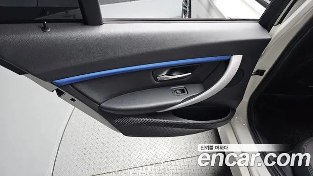 BMW 3 серии 2017 thumb 3