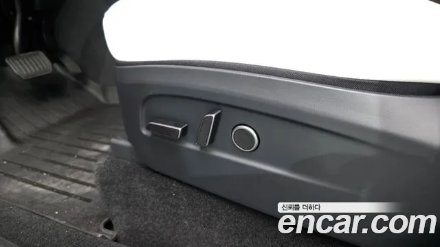 Tesla Model Y 2025 thumb 9