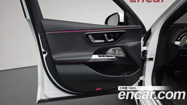 Mercedes-Benz E-Class 2025 thumb 12