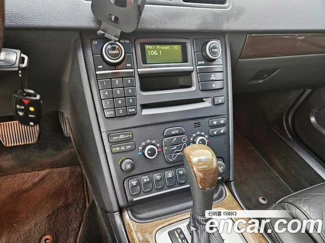 Volvo XC90 2010 thumb 12