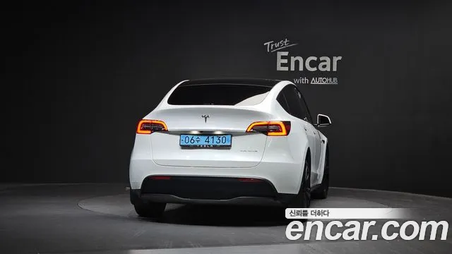 Tesla Model Y 2021 thumb 10