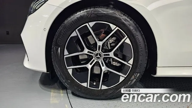 Mercedes-Benz E-Class 2025 thumb 12