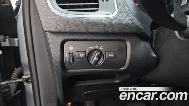 Volvo V40 Cross Country 2019 thumb 11