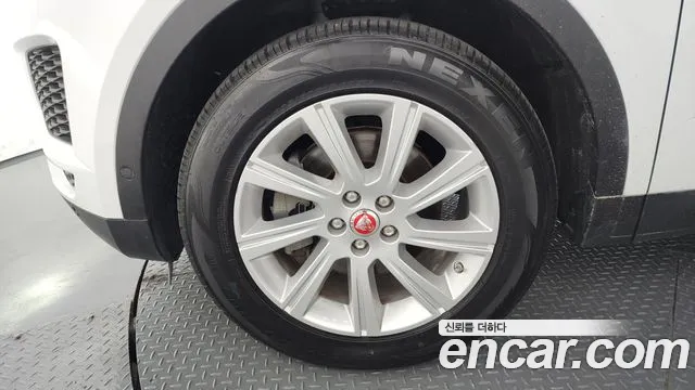 Jaguar E-Pace 2019 thumb 12
