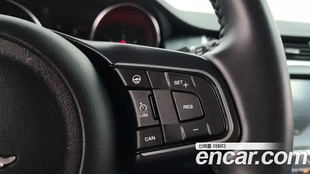 Jaguar E-Pace 2019 thumb 10
