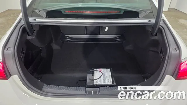 Mercedes-Benz E-Class 2025 thumb 3