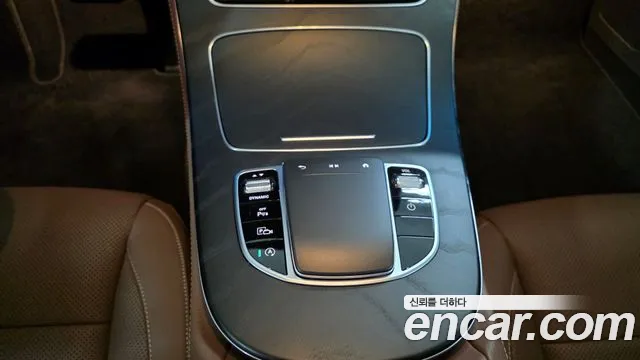 Mercedes-Benz E-Class 2023 thumb 12