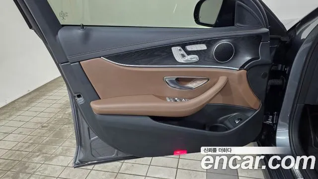 Mercedes-Benz E-Class 2023 thumb 10