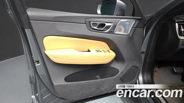 Volvo XC60 2019 thumb 4