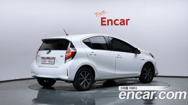 Toyota Prius C 2018 thumb 10