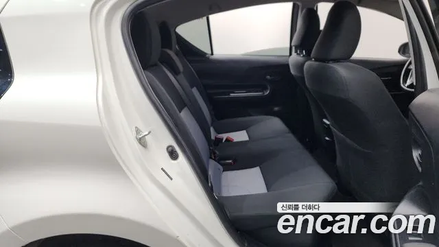 Toyota Prius C 2018 thumb 9