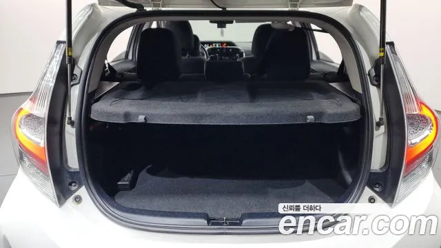 Toyota Prius C 2018 thumb 4