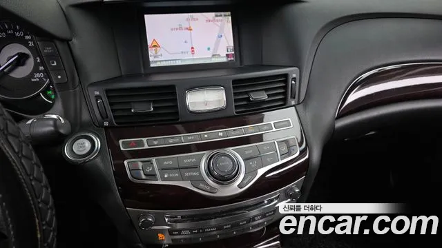 Infiniti M 2011 thumb 4