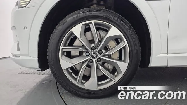 Audi e-tron 2022 thumb 2