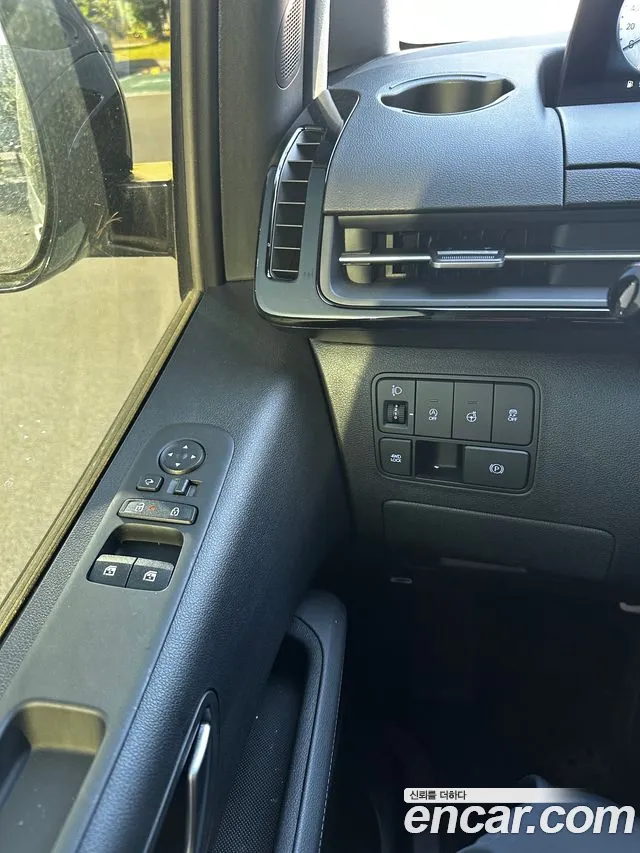 Hyundai Staria 2025 thumb 10