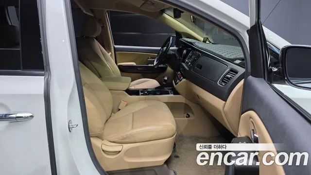 Kia Carnival 2017 thumb 7