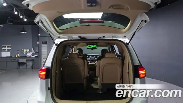 Kia Carnival 2017 thumb 3