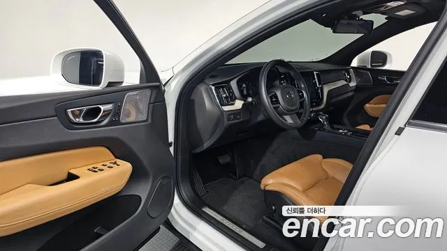 Volvo XC60 2017 thumb 11