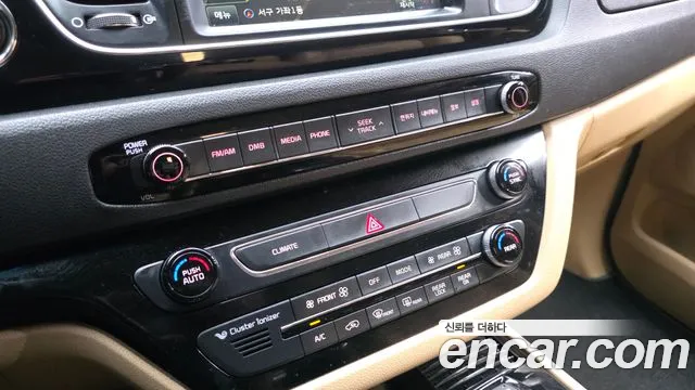 Kia Carnival 2015 thumb 11